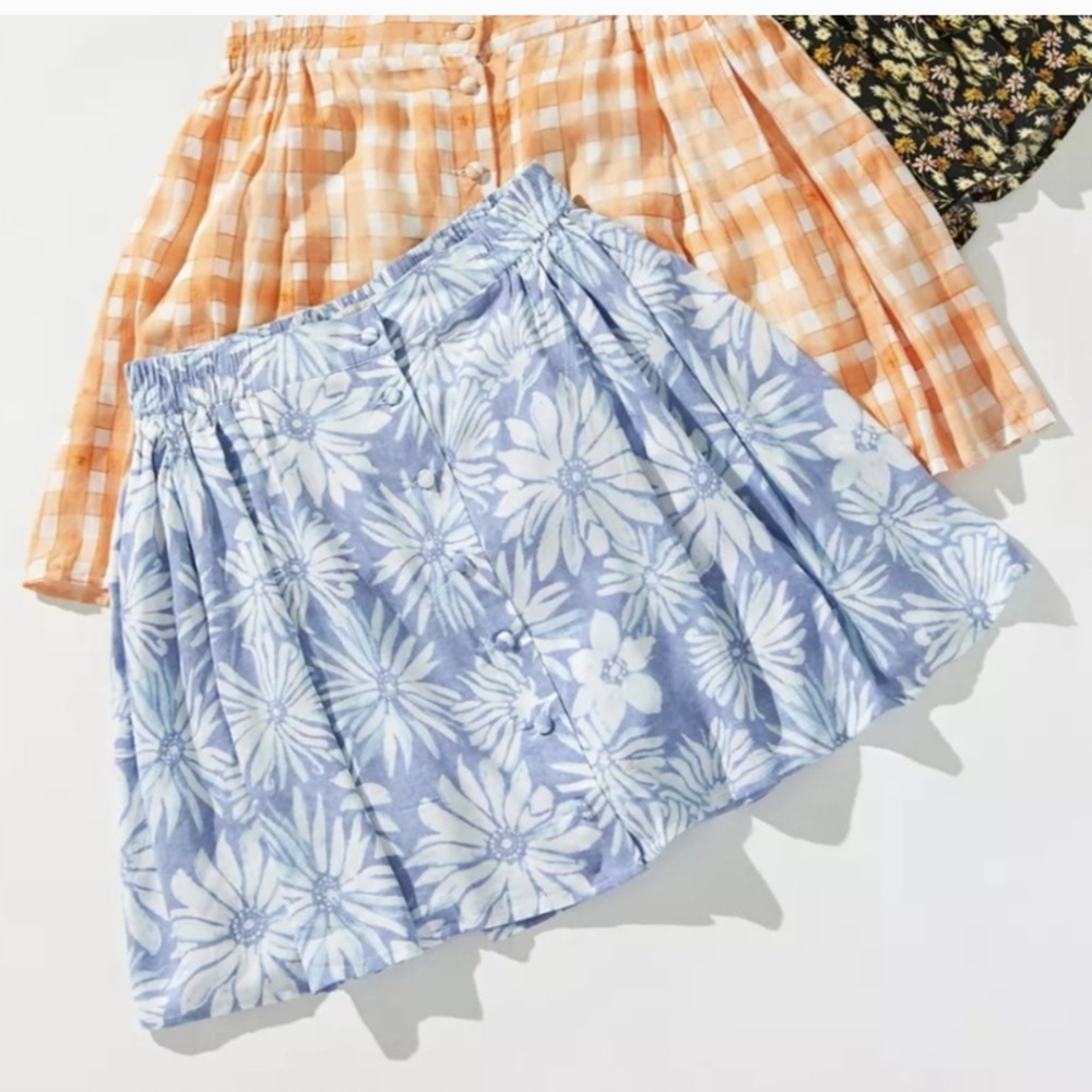 UO Daisy Print 90s Button Front Swing Skirt